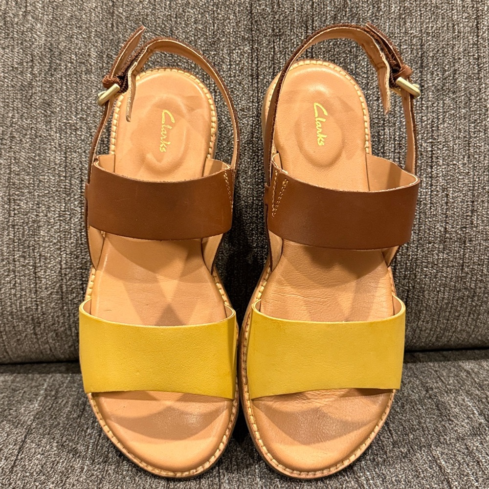 CLARKS LEATHER WOMANS SANDLES SZ. 7.5M. BUCKLE/SPRING - Picture 2 of 3